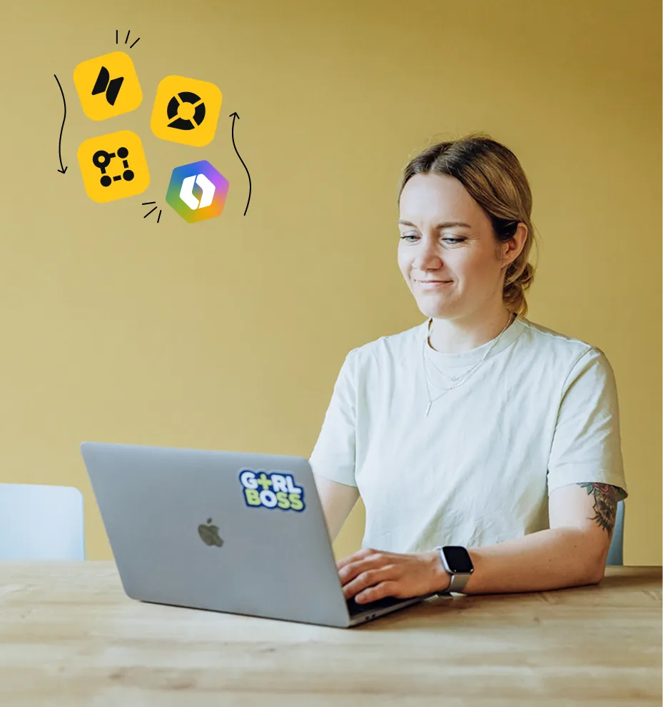 Une collaboratrice pilote ses services Atlassian depuis son ordinateur