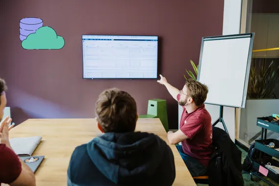 Directeur IT analysant les options de migration cloud Atlassian FastShift